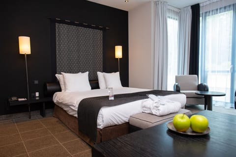 Grand Double Room, 1 King Bed, Garden View | Premium bedding, minibar, in-room safe, desk