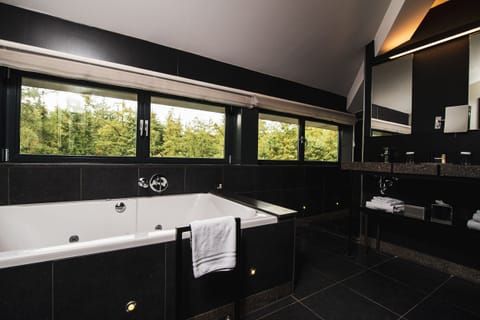 Panoramic Suite, 1 King Bed, Garden View, Tower | Jetted tub