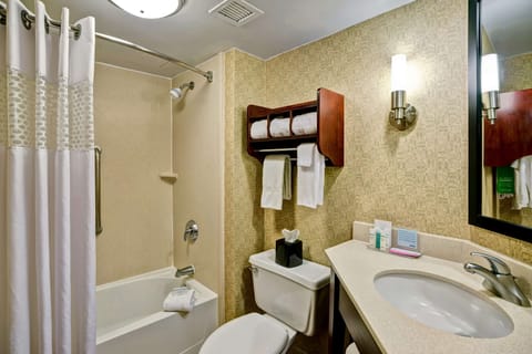 2 DOUBLE BEDS NONSMOKING | Bathroom | Combined shower/tub, free toiletries, hair dryer, towels