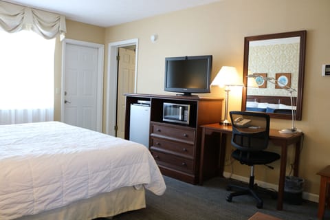 Deluxe Room, Allergy Friendly (2 Queens, Jetted Tub, N/S) | Desk, laptop workspace, iron/ironing board, free cribs/infant beds