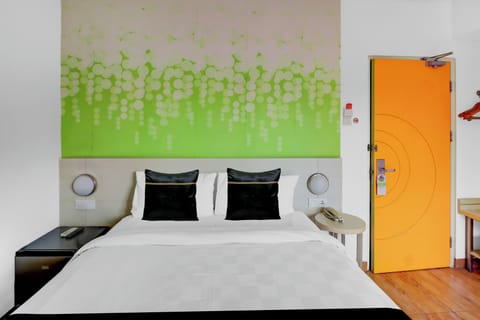 Deluxe Suite | Minibar, in-room safe, desk, free WiFi