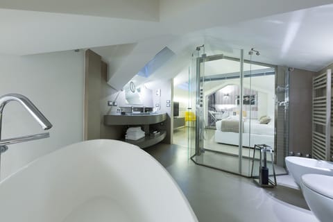 Deluxe Suite, Partial Sea View | Bathroom | Free toiletries, hair dryer, bidet, towels