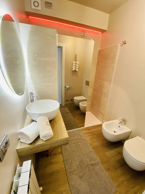 Shower, rainfall showerhead, free toiletries, hair dryer