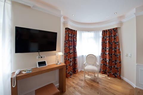 Superior Suite | Living area | Flat-screen TV