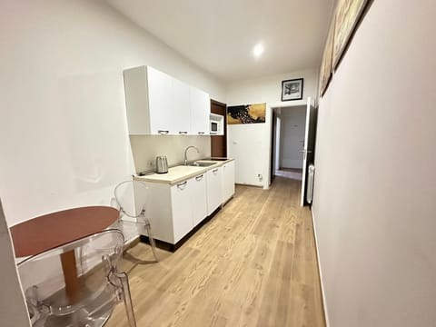 Family Apartment | Private kitchen | Stovetop, freezer