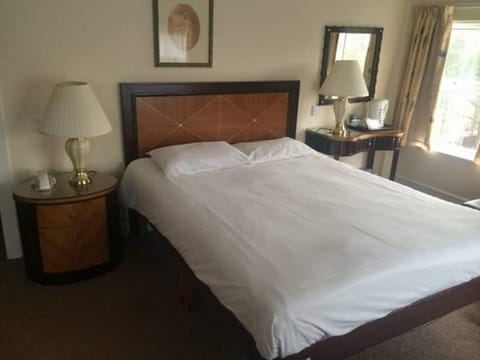 Standard Double Room | Desk, bed sheets