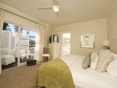 Junior Suite, Garden View | Minibar, in-room safe, desk, free WiFi