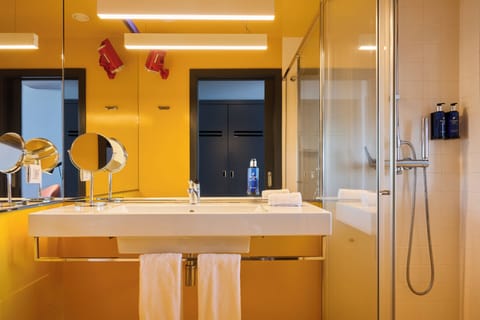 Superior Double or Twin Room | Bathroom | Combined shower/tub, free toiletries, hair dryer, towels