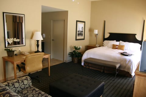 King Suite, Non Smoking | In-room safe, iron/ironing board, free WiFi, bed sheets