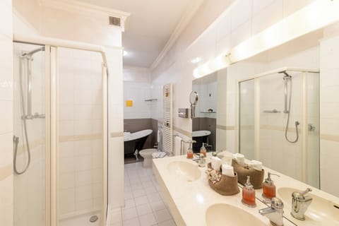 Suite | Bathroom | Free toiletries, hair dryer, slippers, towels