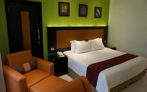 Standard Double Room | Minibar, in-room safe, individually decorated, individually furnished