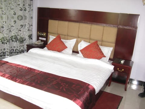 Twin Room | Minibar, in-room safe, individually decorated, individually furnished