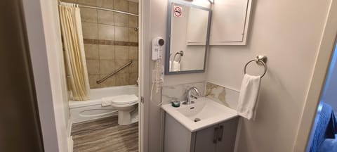 Standard Room, 2 Double Beds | Bathroom | Combined shower/tub, towels