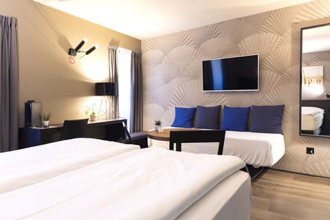 Deluxe Suite (I) | Living area | Flat-screen TV