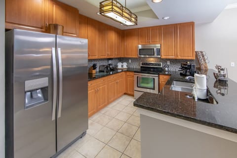 Full-size fridge, microwave, oven, stovetop