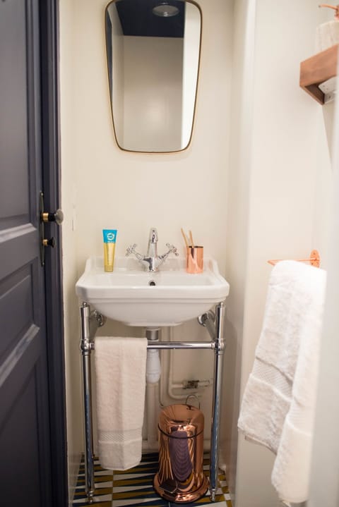 Double Room (George) | Bathroom sink