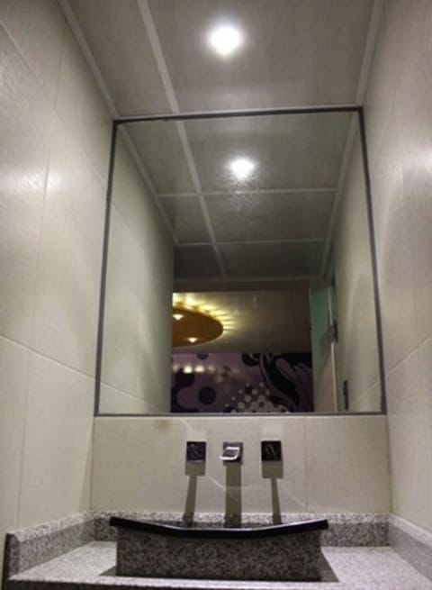 Deluxe Room | Bathroom sink