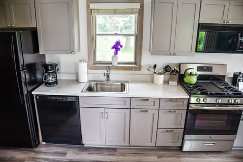 Room #10 - Queen Wilhelmina Cottage, Full Kitchen, Pet Friendly | Private kitchen