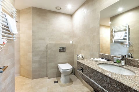 Executive Suite, Terrace | Bathroom | Free toiletries, hair dryer, bathrobes, slippers