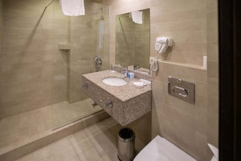 Junior Suite, Terrace | Bathroom | Free toiletries, hair dryer, bathrobes, slippers