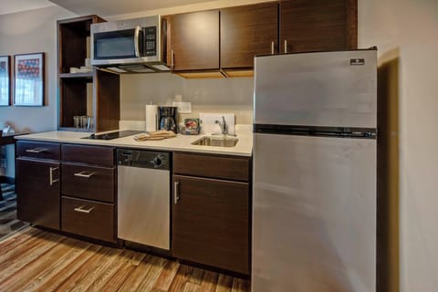 Full-size fridge, microwave, dishwasher, coffee/tea maker