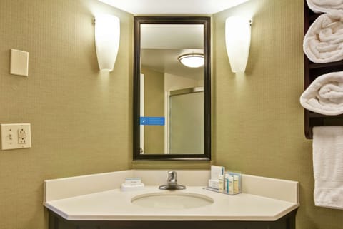 Deluxe Room, 1 King Bed | Bathroom | Combined shower/tub, designer toiletries, hair dryer, towels