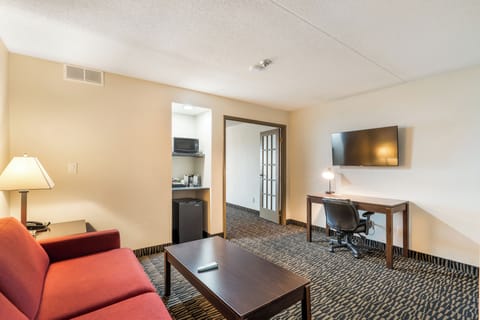 Suite, 1 King Bed | Living room | 32-inch TV with cable channels