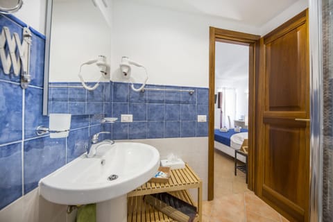 Triple Room, Sea View | Bathroom | Shower, free toiletries, hair dryer, bidet