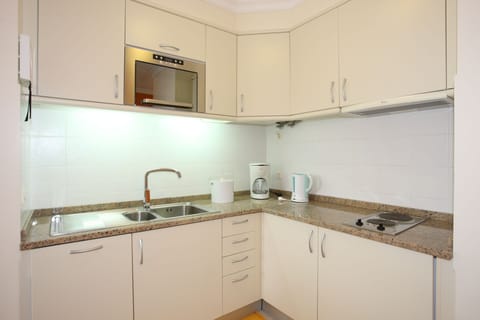 Junior Suite | Private kitchen | Fridge, microwave, stovetop, coffee/tea maker