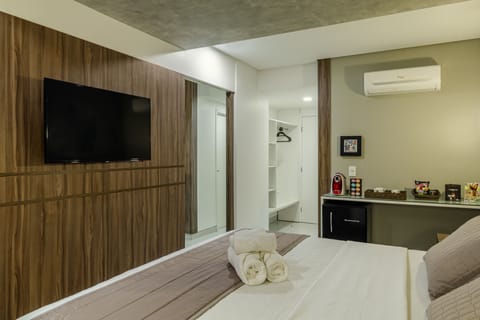 Luxury Double Room | Minibar, in-room safe, desk, blackout drapes