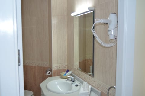 Superior Double Room | Bathroom | Bathtub, free toiletries, hair dryer, bidet