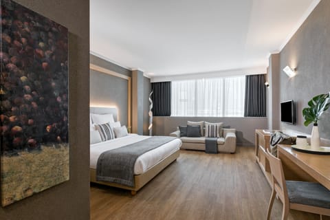 Business Suite | Premium bedding, minibar, in-room safe, desk