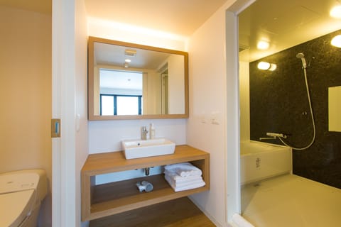 Yotei Suite | Bathroom | Combined shower/tub, free toiletries, hair dryer, slippers