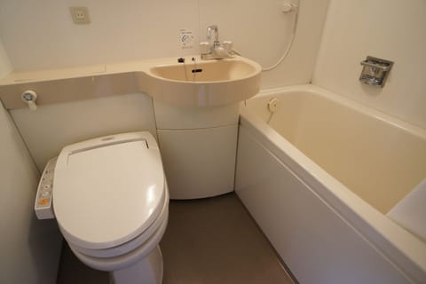 Combined shower/tub, free toiletries, hair dryer, slippers