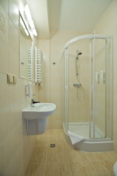 Classic Single Room | Bathroom | Shower, free toiletries, hair dryer, towels