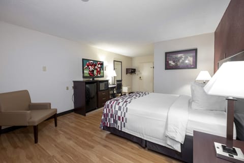 Deluxe Room, 1 Queen Bed (Smoke Free) | In-room safe, desk, laptop workspace, blackout drapes