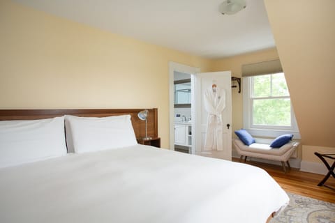 Junior Suite, 1 King Bed with Sofa bed, Lake View | Iron/ironing board, free WiFi, bed sheets