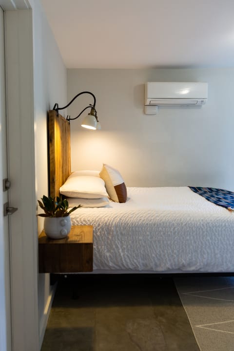 Standard Room, 1 Queen Bed, Non Smoking | Down comforters, minibar, iron/ironing board, WiFi