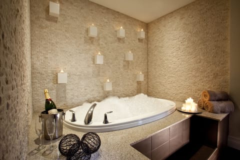 Enclave King Spa Suite | Deep soaking bathtub