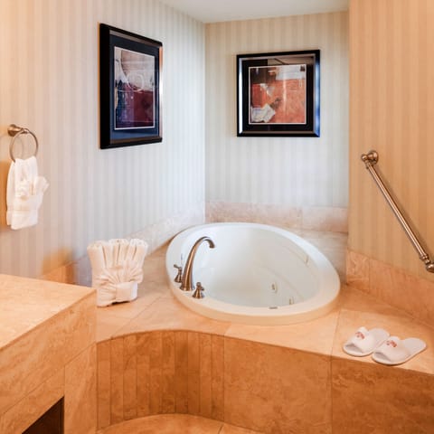 Paramount Suite | Deep soaking bathtub