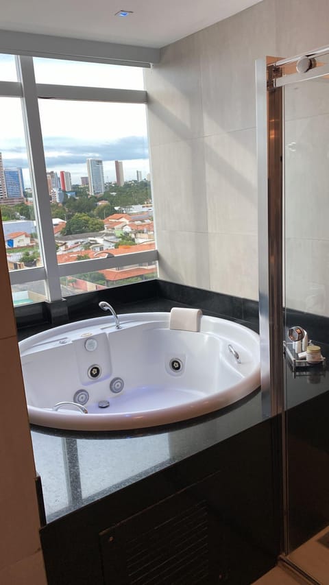 Premium Studio Suite | Bathroom | Free toiletries, hair dryer, towels