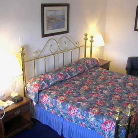 Standard Room, 1 King Bed, Non Smoking | Iron/ironing board, free WiFi, bed sheets, alarm clocks