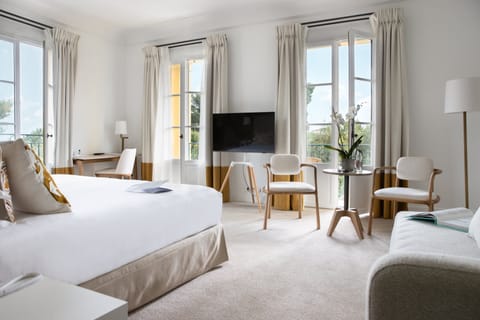 Deluxe Room (Orangerie) | Premium bedding, free minibar, in-room safe, desk