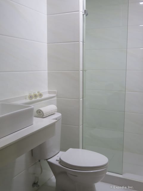 Luxury Triple Room | Bathroom | Shower, free toiletries, hair dryer, bidet