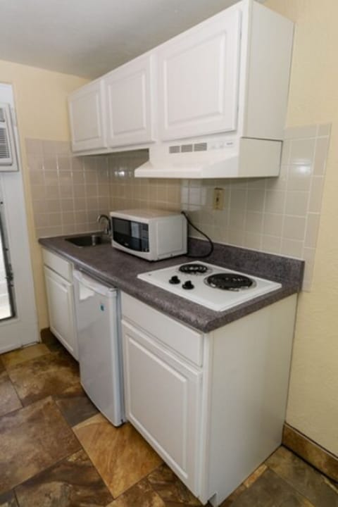 Single Room, Non Smoking | Private kitchenette | Fridge, microwave