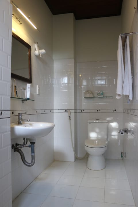 Deluxe Double Room, Balcony | Bathroom | Shower, free toiletries, hair dryer, slippers