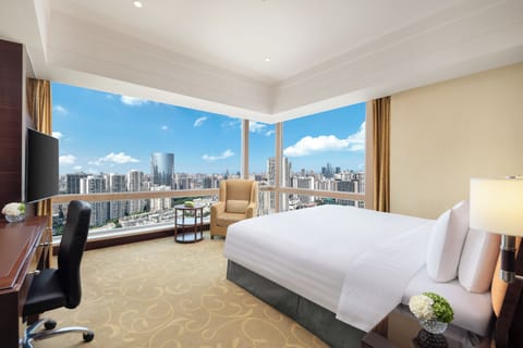 Deluxe Room, 1 King Bed, City View | Premium bedding, minibar, in-room safe, desk