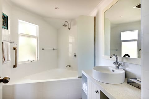 Apartment, 2 Bedrooms | Bathroom | Combined shower/tub, free toiletries, hair dryer, towels