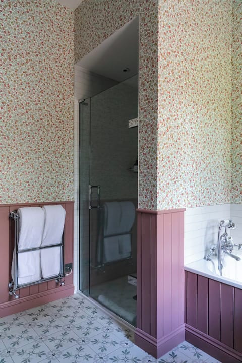 Gate Lodge | Bathroom | Shower, free toiletries, hair dryer, bathrobes