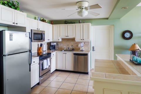 Deluxe Suite, 2 Bedrooms, Ocean Front | Private kitchen | Full-size fridge, microwave, oven, dishwasher